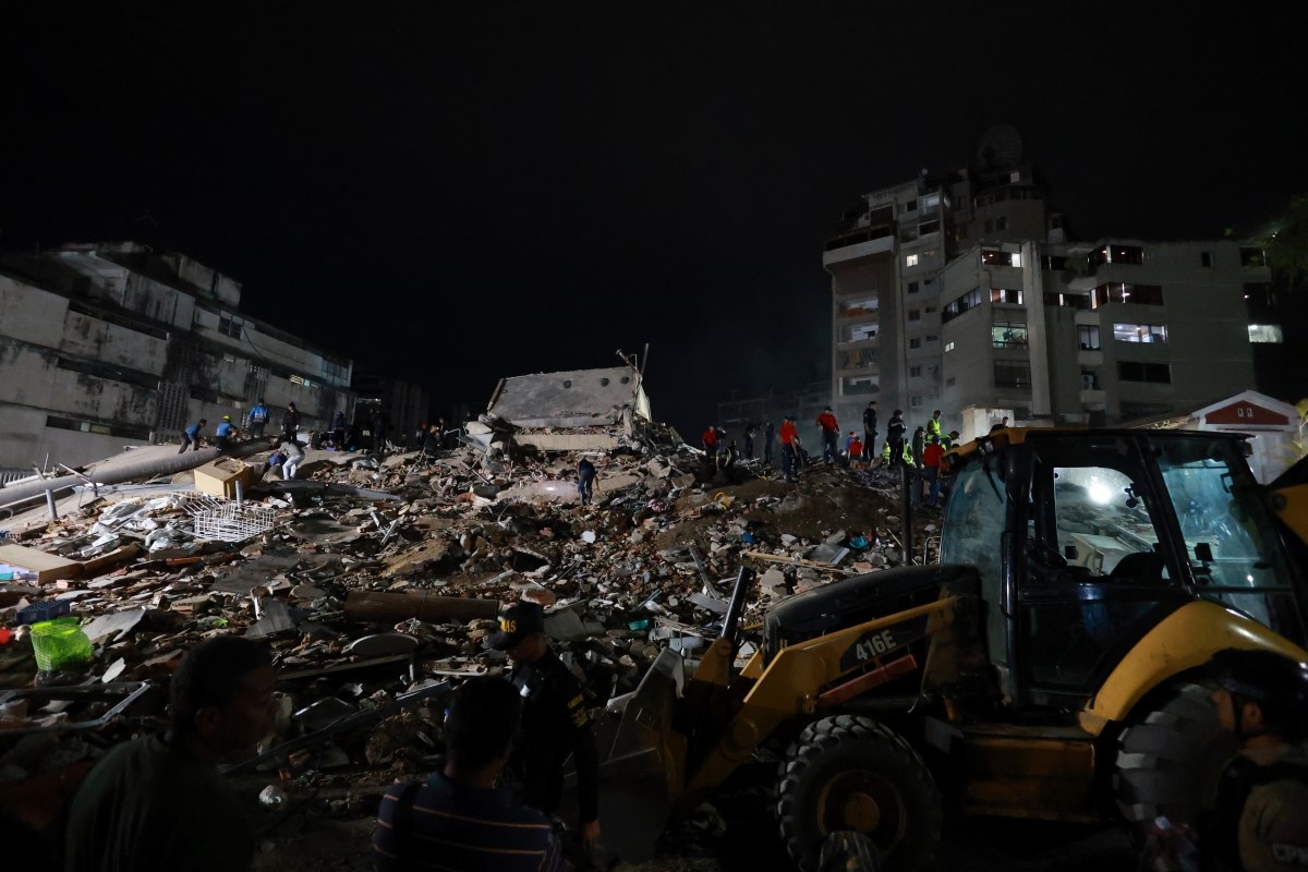 Petugas penyelamat melakukan pencarian di antara puing-puing setelah gempa bumi di Caracas, Venezuela, pada 24 Juni 2026. Foto: AP/Javier Campos.