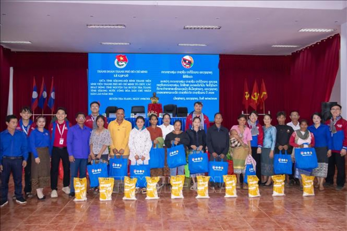 ຄະນະຊາວໜຸ່ມອາສາສະໝັກ ມອບຂອງຂວັນໃຫ້ແກ່ຄອບຄົວທີ່ປະສົບກັບຄວາມຫຍຸ້ງຍາກແຂ​ງ ເຊກອງ<br>
(ພາບ: TTXVN)