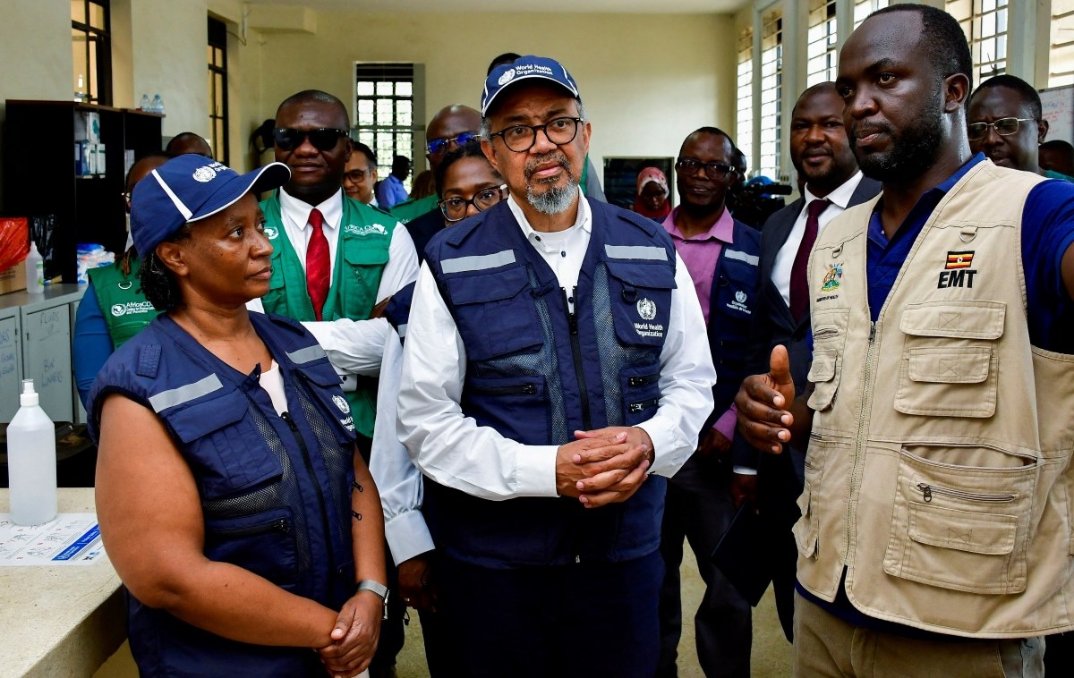 WHO-Generaldirektor Tedros Adhanom Ghebreyesus (M.) bei einem Besuch der Quarantänestation im Mulago National Referral Hospital in Kampala, Uganda, am 8. Juni 2026. (Foto: REUTERS/ Abubaker Lubowa)