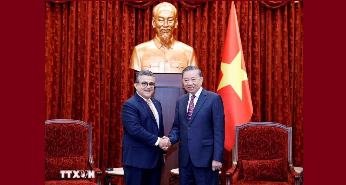 苏林总书记、国家主席会见萨阿迪·萨拉马大使（左）。
