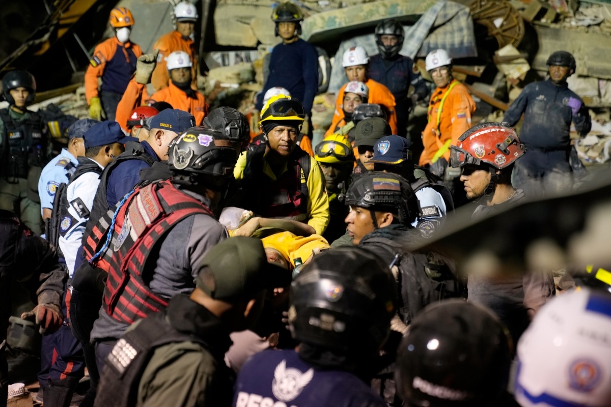 Rescue workers search through the rubble of a collapsed building after earthquake in Caracas, Venezuela, Wednesday, June 24, 2026. Photo: AP/Ariana Cubillos 