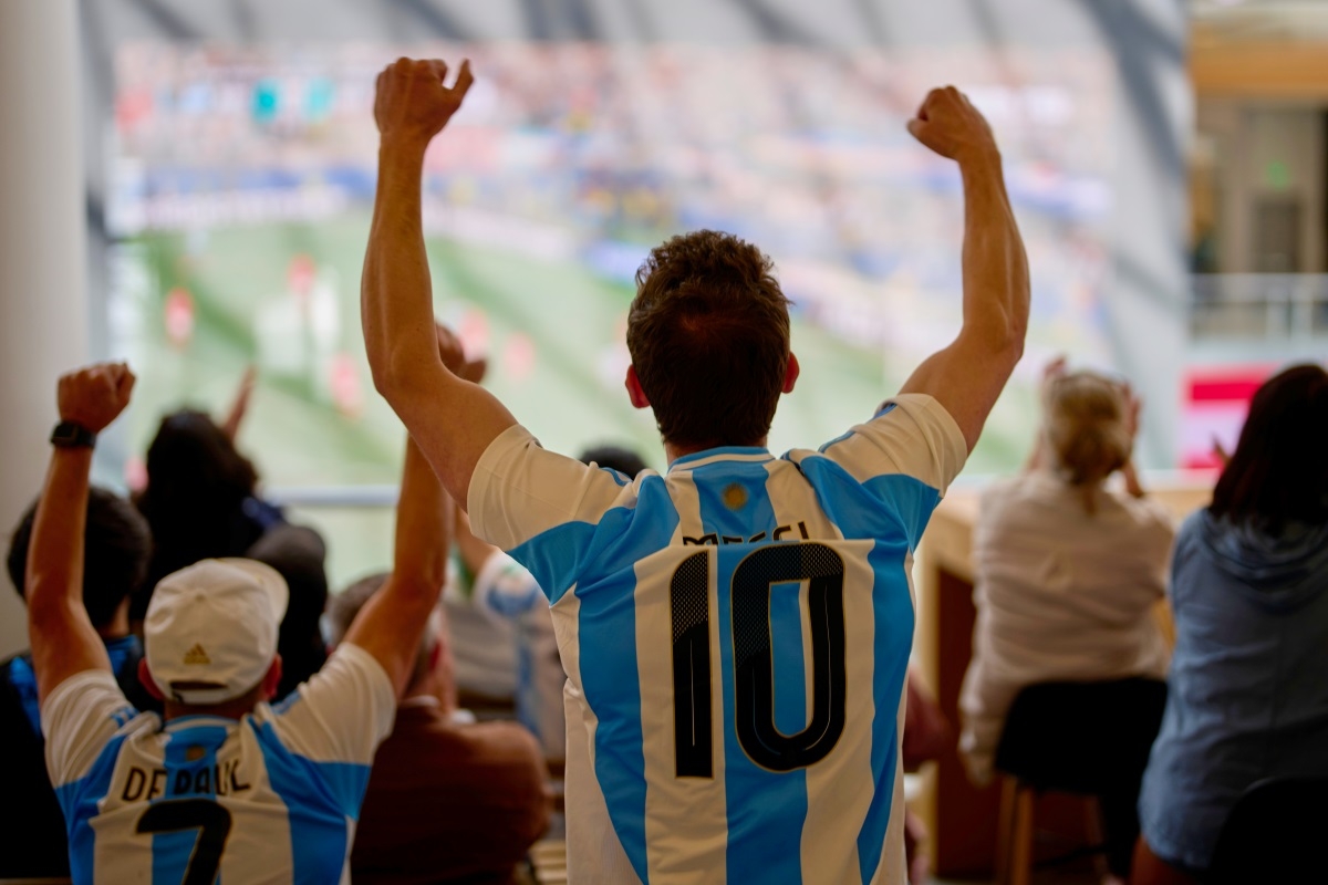 Un aficionado argentino, con la camiseta de Messi, celebra el gol con el que Lionel Messi abre el marcador para la selección argentina en el partido ante Austria, disputado en Seattle, el 22 de junio de 2026. Foto: AP/Manu Fernandez
