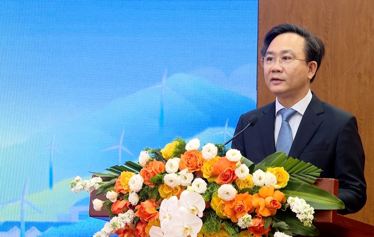 クアンチ省人民委員会のホアン・スアン・タン副委員長が記者会見で発言（写真：baoquangtri.vn）