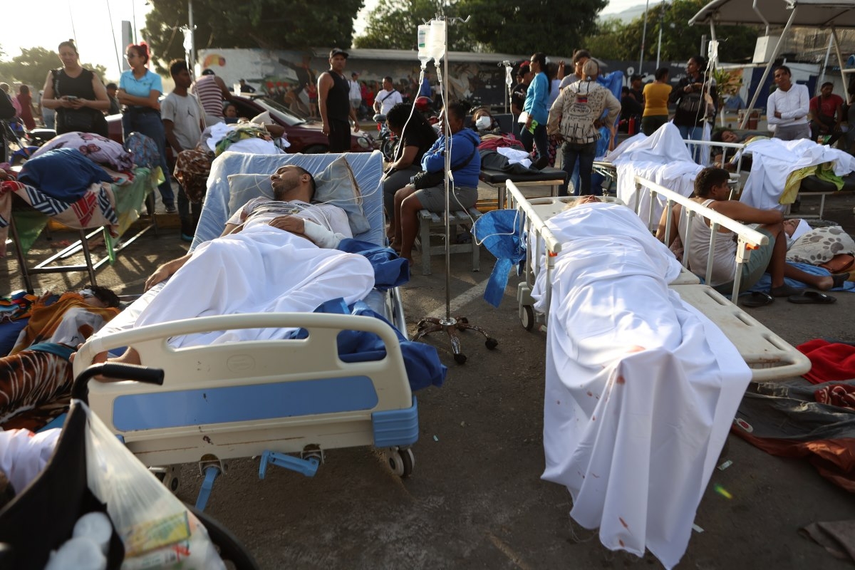 Patients lie outside a hospital evacuated after it was damaged in an earthquake in Catia La Mar, Venezuela, Thursday, June 25, 2026 (Photo: AP/Pedro Mattey)