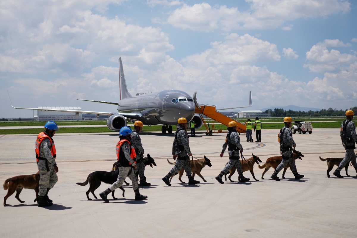 Para anggota tim pencarian dan penyelamatan Angkatan Bersenjata Meksiko berangkat menuju Venezuela untuk membantu operasi pencarian korban gempa bumi, 25 Juni 2026. Foto: AP/Matias Delacroix