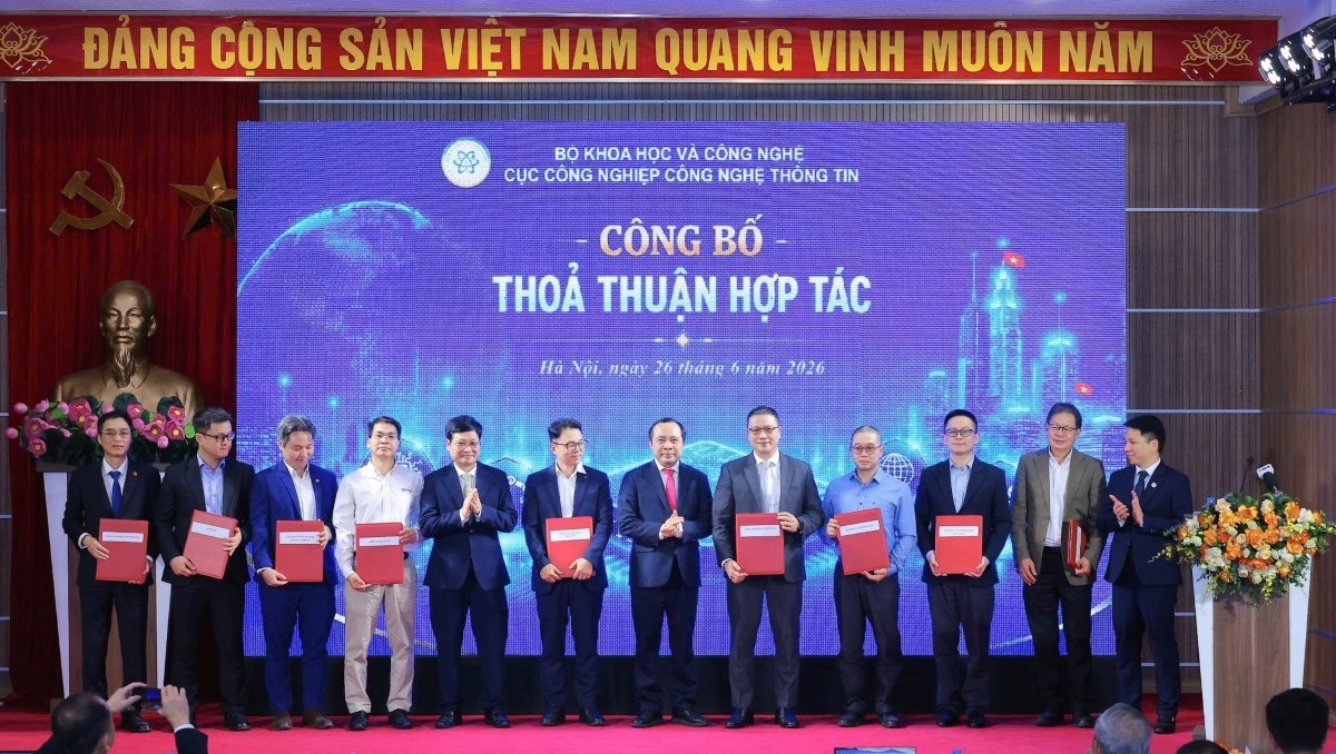 Delegates present the MoUs signed between the newly launched the Vietnam National Multi-Project Wafer Coordination Centre and 19 domestic and international partners in the field of semiconductor at a ceremony in Hanoi on June 26, 2026. (Photo: VGP/TG)