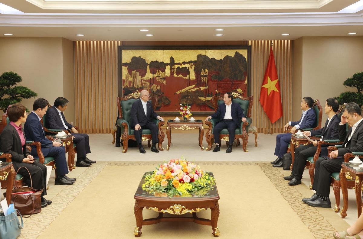 Phó Thủ tướng Lê Tiến Châu tiếp ông Takebe Tsutomu, Cố vấn đặc biệt Liên minh Nghị sĩ hữu nghị Nhật Bản-Việt Nam. Ảnh: Thu Sa/VGP