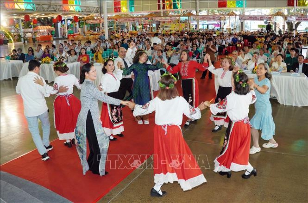 Các đại biểu, khách quốc tế và nghệ sĩ cùng tham gia giao lưu tại chương trình “Giai điệu hữu nghị” năm 2026. Ảnh: TTXVN