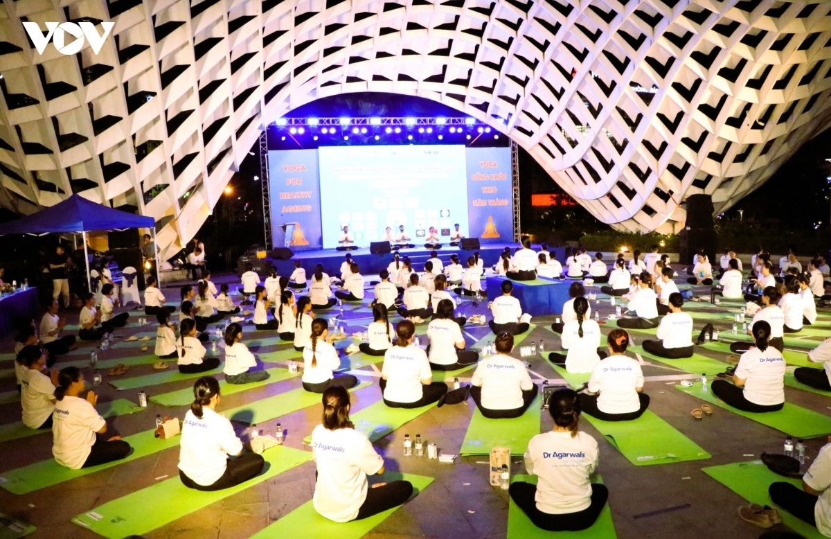 Hunderte von Menschen nehmen an der Yoga-Aufführung teil. 