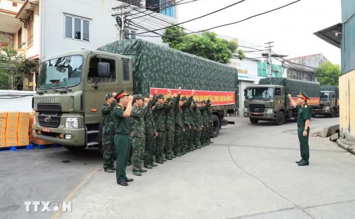Personal técnico y logístico del Ministerio de Defensa de Vietnam prepara bienes, alimentos y suministros para su envío a Venezuela. Foto: VNA