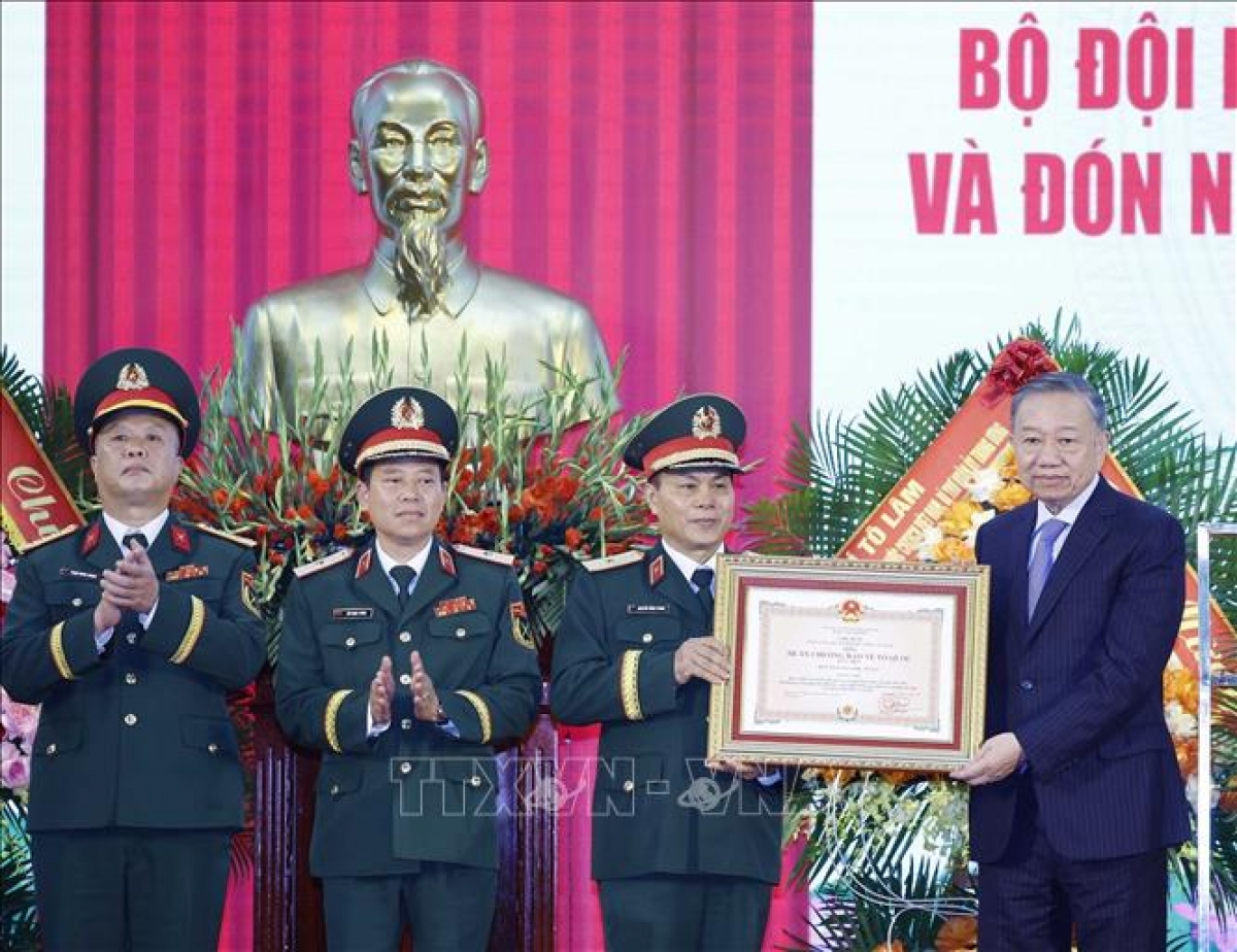 Party General Secretary and State President To Lam presents the First Class Fatherland Protection Order to the Artillery and Missile Command. Photo: Thong Nhat/VNA