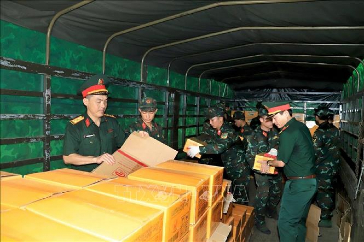 Pasukan logistik dan teknis sedang bersiap untuk mengangkut barang, makanan ke Venezuela. Foto: VNA.