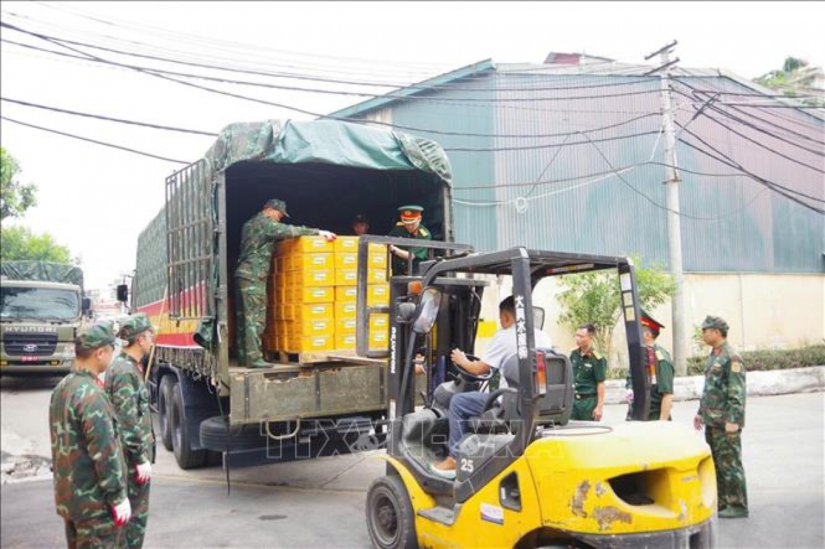 Logistics and technical forces are preparing to transport goods, food, and supplies to Venezuela. (Photo: VNA)