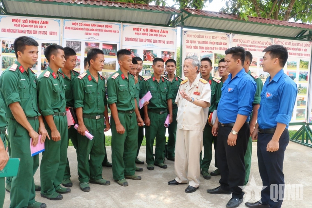 Colonel La Van Cau, Hero of the People's Armed Forces, shares stories of Vietnam's revolutionary traditions with young soldiers of Regiment 174. (Photo: qdnd.vn)