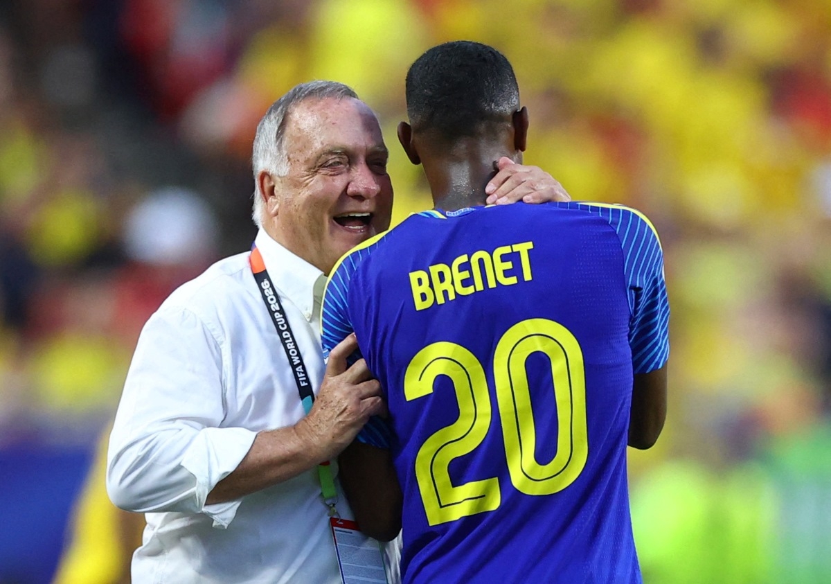 Huấn luyện viên Dick Advocaat của Curacao nói chuyện với cầu thủ Joshua Brenet trong giờ nghỉ giải lao giữa hiệp hai trong trận đấu gặp đội tuyển Ecuador trên sân vận động Kansas City, Kansas City, Missouri, Mỹ, ngày 20/6/2026. Ảnh: REUTERS/Hannah Mckay