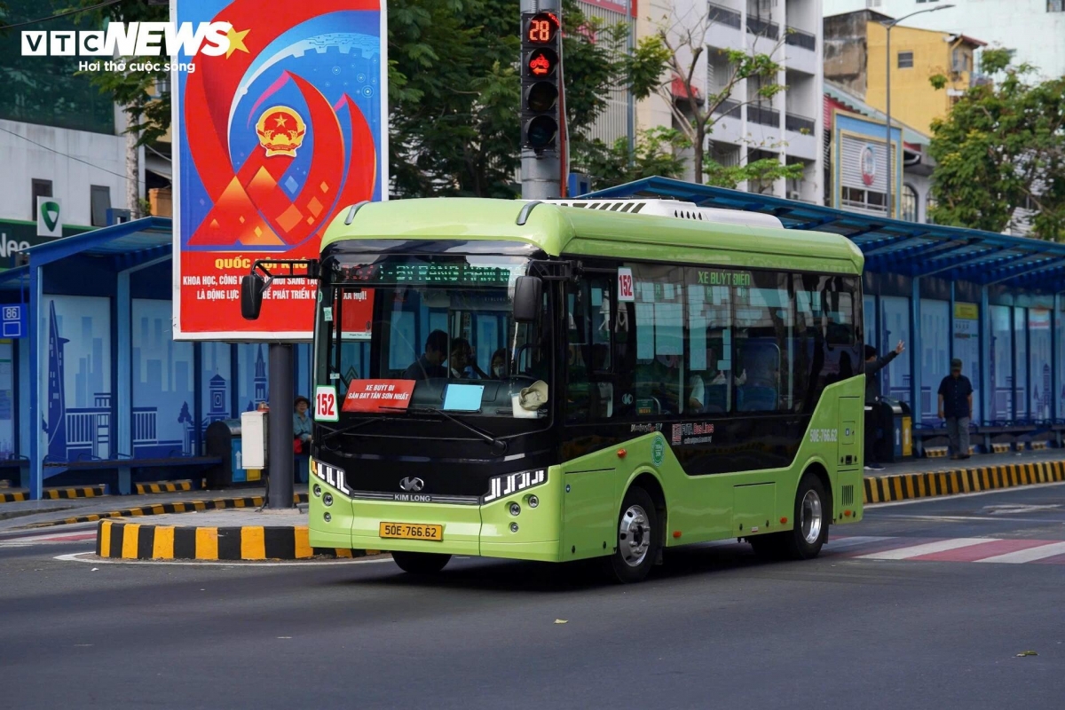 Theo ông Lâm, dự kiến TP.HCM miễn phí toàn bộ xe buýt nội tỉnh từ cuối năm, hoàn tất chuyển đổi xe buýt điện vào đầu 2027. Ảnh: Lương Ý/VTCnews