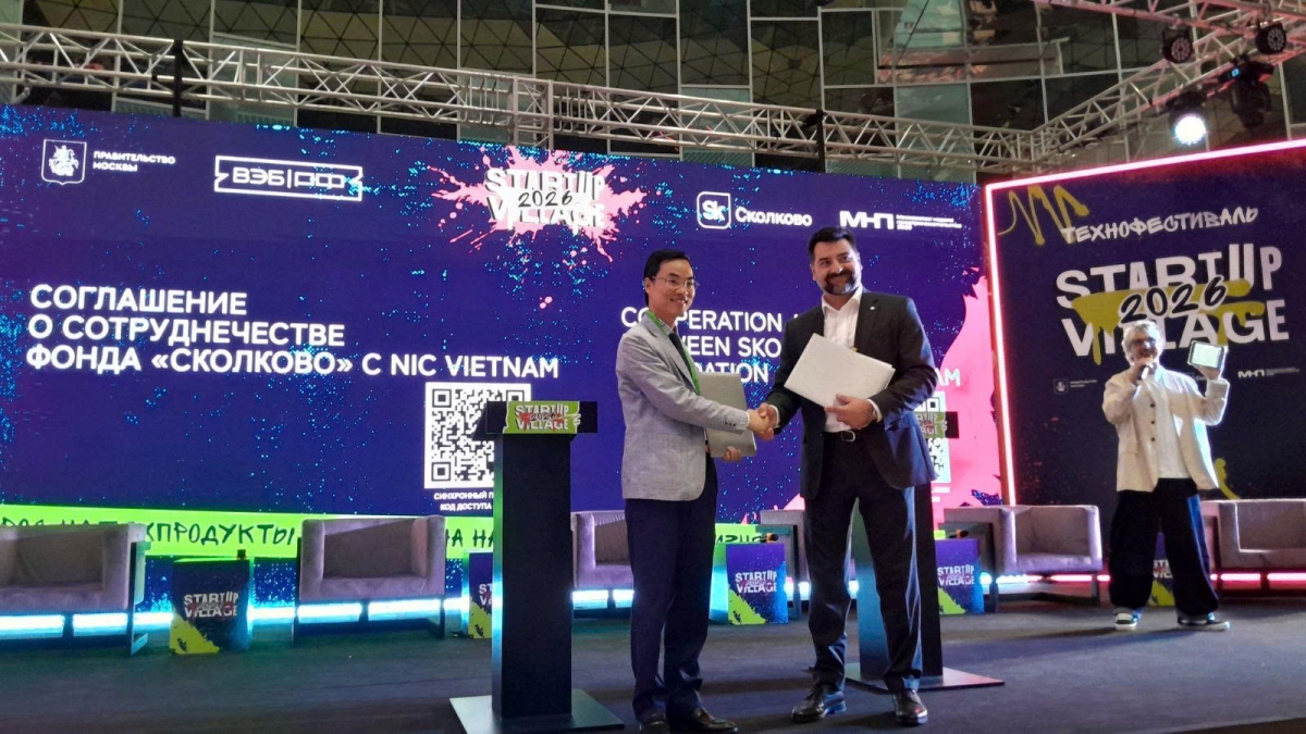 Mr. Do Tien Thinh, NIC’s Deputy Director, and Mr. Timur Kornilov, Executive Director for Strategic International Partnerships, Knowledge, and Technology Transfer at the Skolkovo Foundation, at the signing ceremony of the cooperation agreement between NIC and the Skolkovo Foundation. (Photo: NIC)