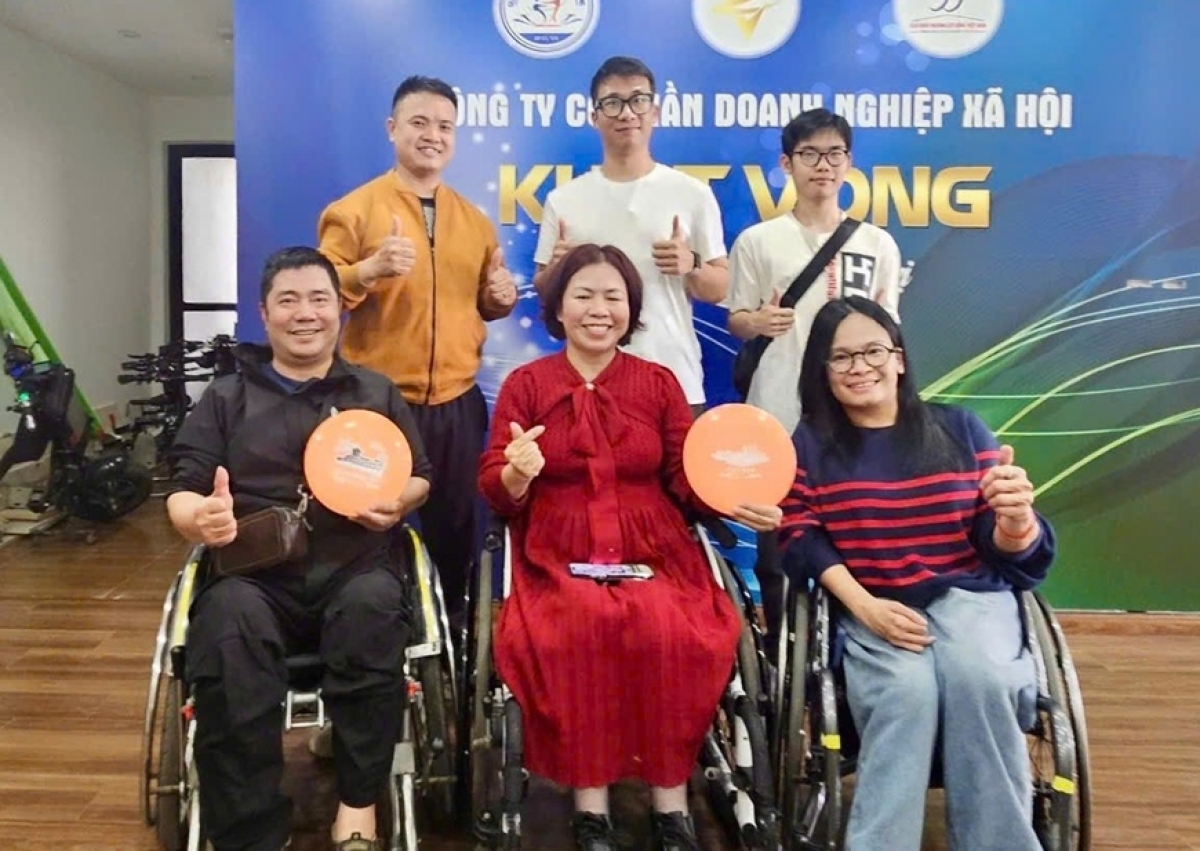 Mr. Le Van Thang (standing, left) and members of the Recsport project. (Photo: Provided by the interviewee)