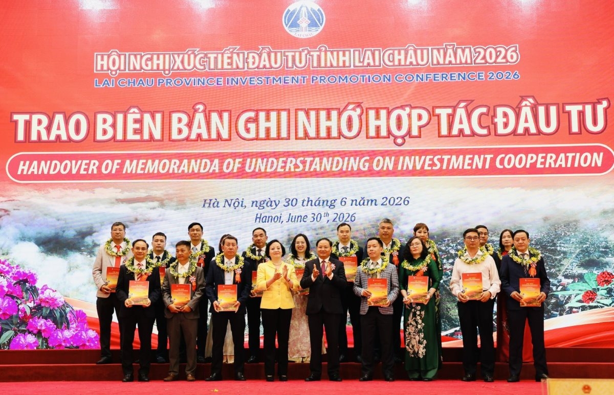 投資家への投資方針承認決定書の授与(写真:laichau.gov.vn)