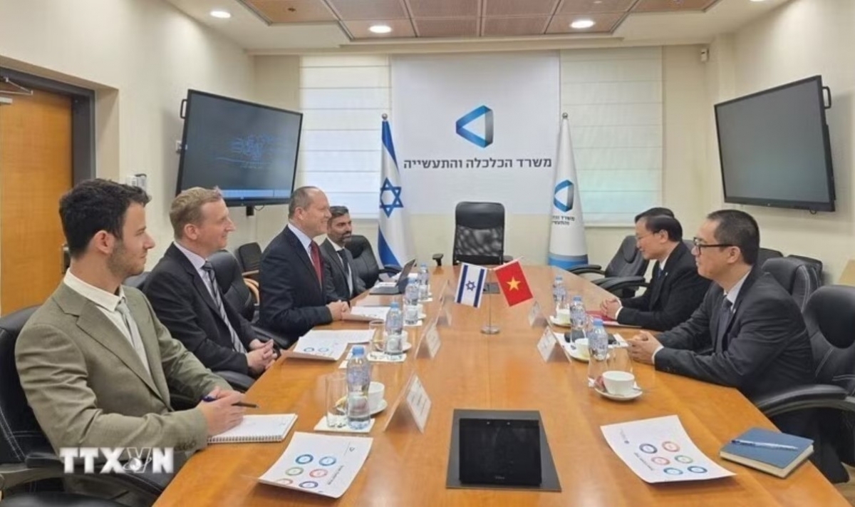 Đại sứ Việt Nam tại Israel Nguyễn Kỳ Sơn và Tham tán Thương mại Lê Thái Hòa làm việc với Bộ trưởng Kinh tế và Công nghiệp Israel Nir Barkat. Ảnh: TTXVN