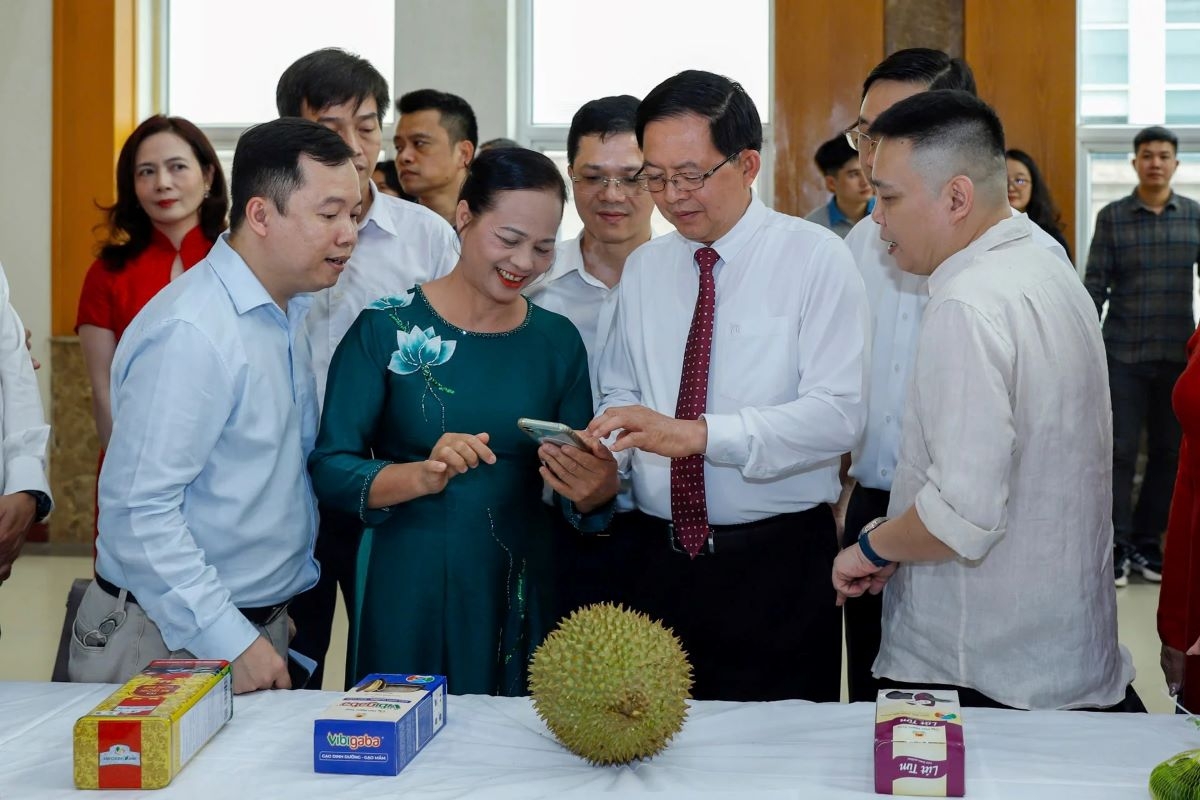 Deputy Prime Minister Ho Quoc Dung tests the Agricultural Product Traceability System by scanning a durian. (Photo: Khuong Trung/Dan Viet)