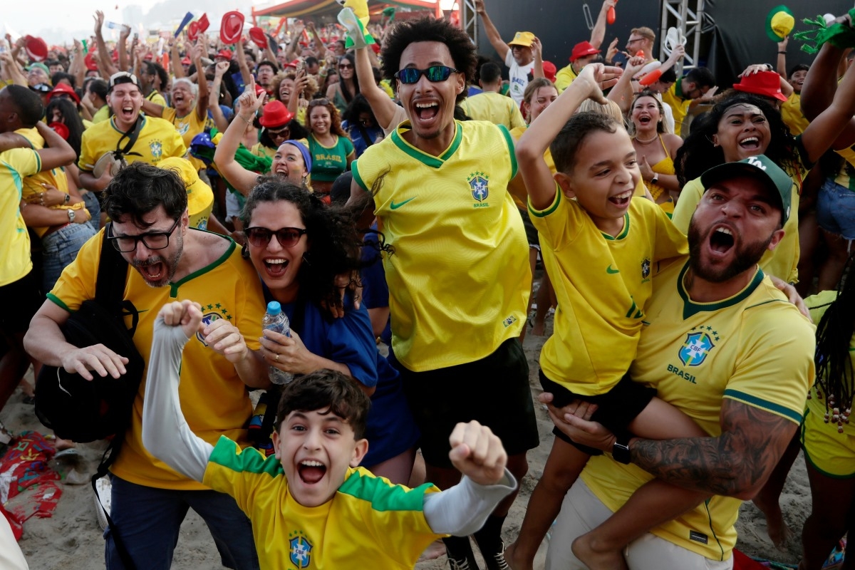 現地時間2026年6月29日、ワールドカップの日本戦でブラジル代表が2点目を決めた後、リオデジャネイロのコパカバーナビーチでテレビ観戦しながら歓喜するブラジルのサポーター（写真：AP/Bruna Prado）