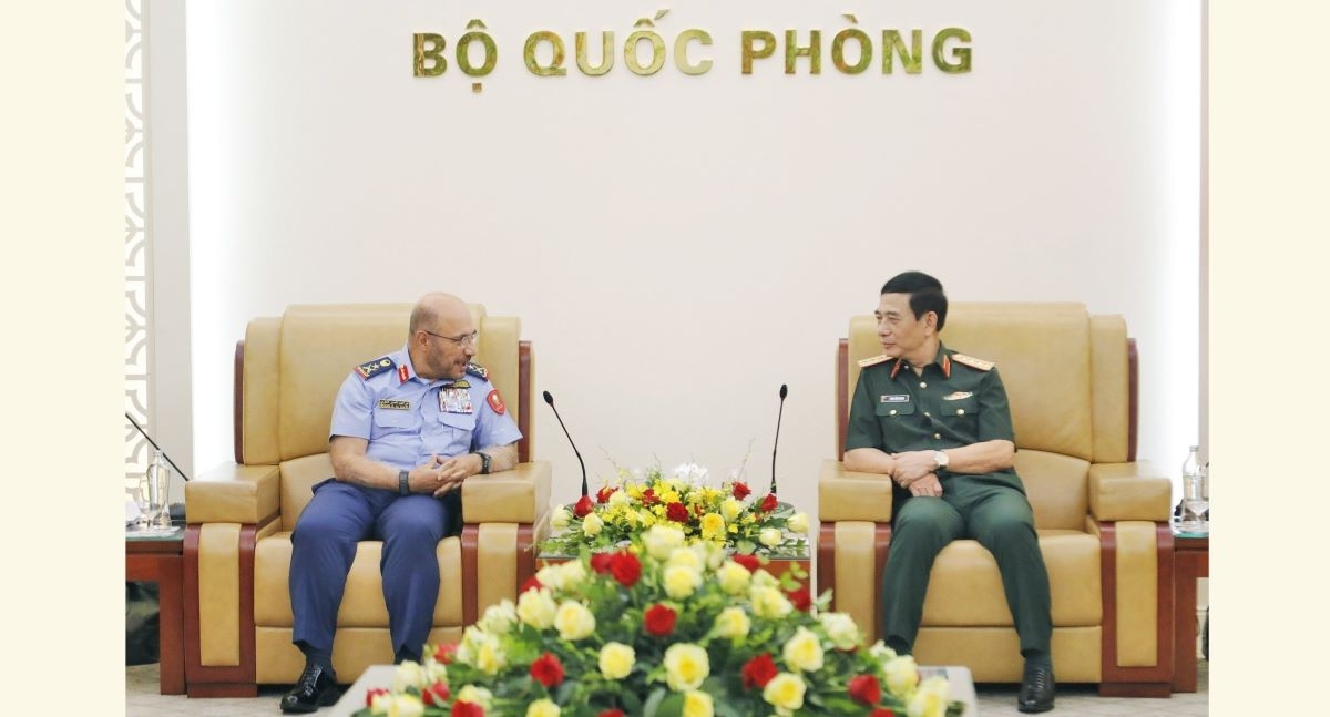 Đại tướng Phan Văn Giang và Trung tướng Ibrahim Nasser Mohammed Al Alawi tại buổi tiếp. Ảnh: VGP/Nguyễn Hoàng