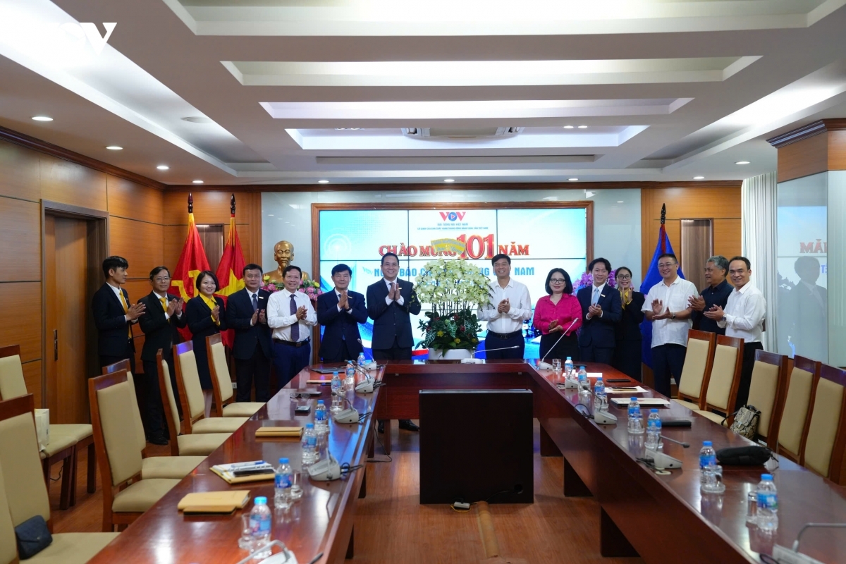 Ông Hà Huy Cường, Phó Tổng Giám đốc Ngân hàng TMCP Nam Á cùng các đại biểu chúc mừng VOV.