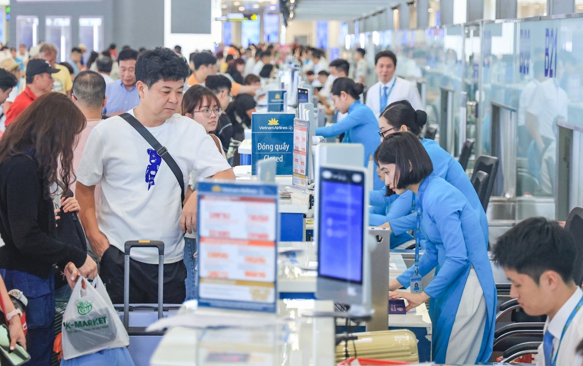 Passengers check in at Noi Bai International Airport. (Photo: baoxaydung.vn)