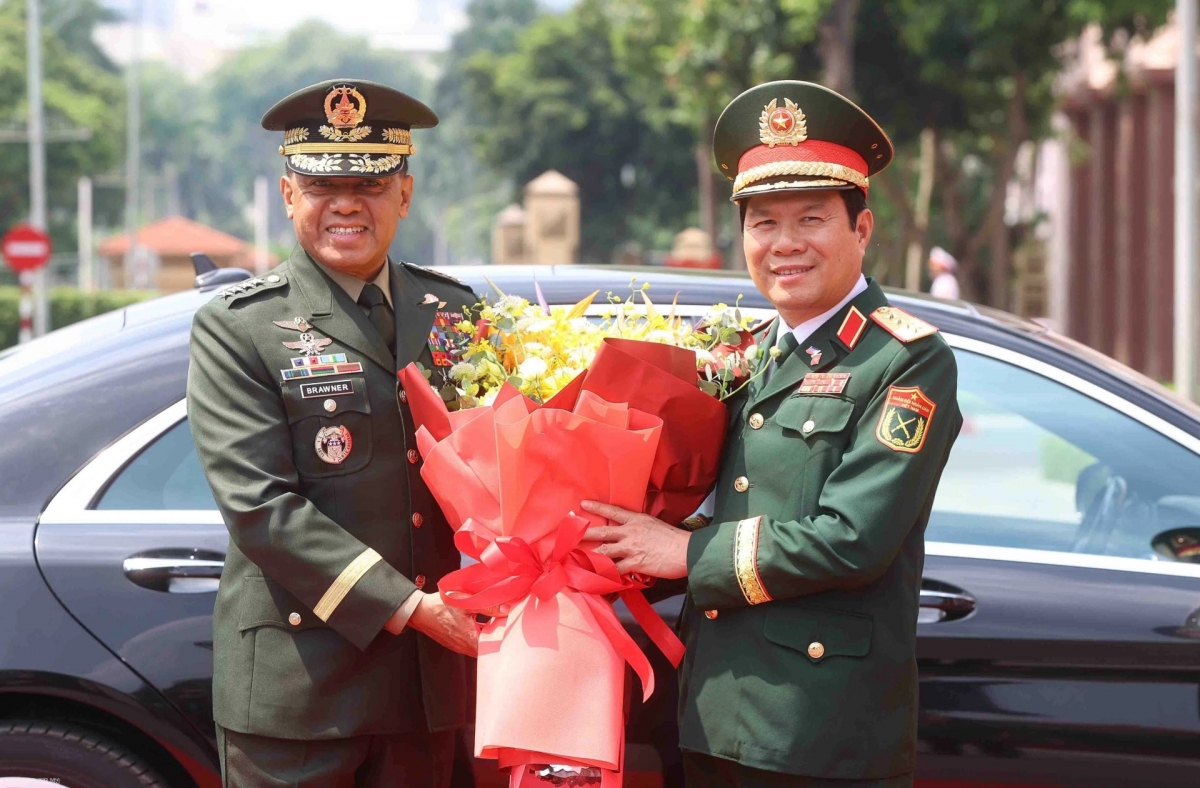 Jenderal Nguyen Tan Cuong, Kepala Staf Umum Tentara Rakyat Vietnam sekaligus Wakil Menteri Pertahanan Nasional, dan Jenderal Romeo Brawner Junior, Kepala Staf Angkatan Bersenjata Filipina. Foto: baoquocte.vn
