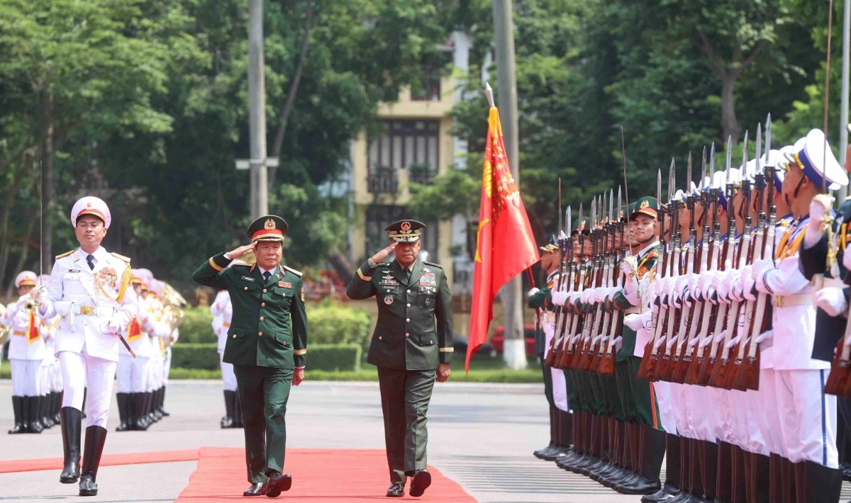 Jenderal Nguyen Tan Cuong dan Jenderal Romeo Brawner Junior memeriksa barisan kehormatan Tentara Rakyat Vietnam. Foto: baoquocte.vn