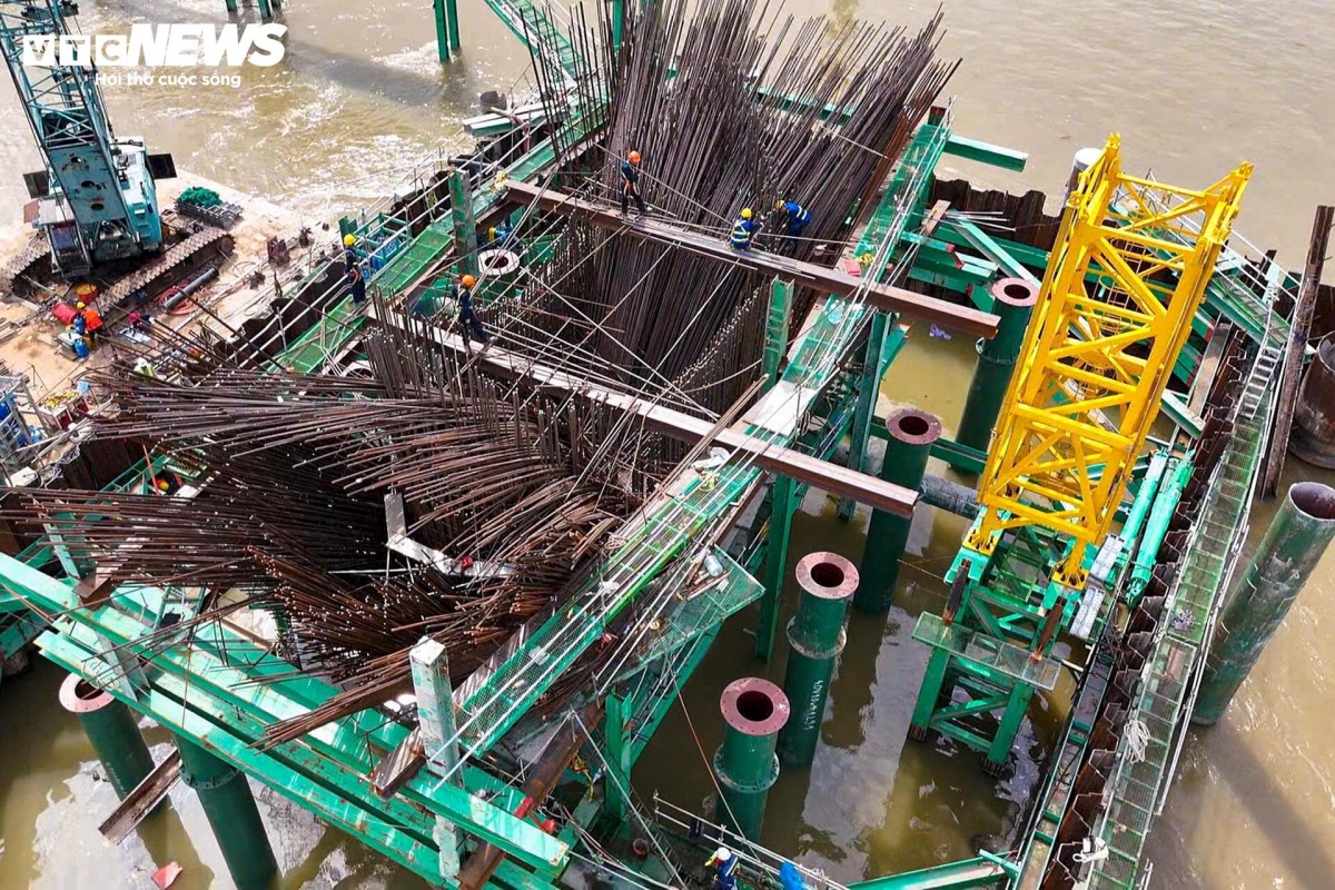 Những ngày giữa tháng 6, không khí thi công diễn ra sôi động trên nhiều hạng mục.