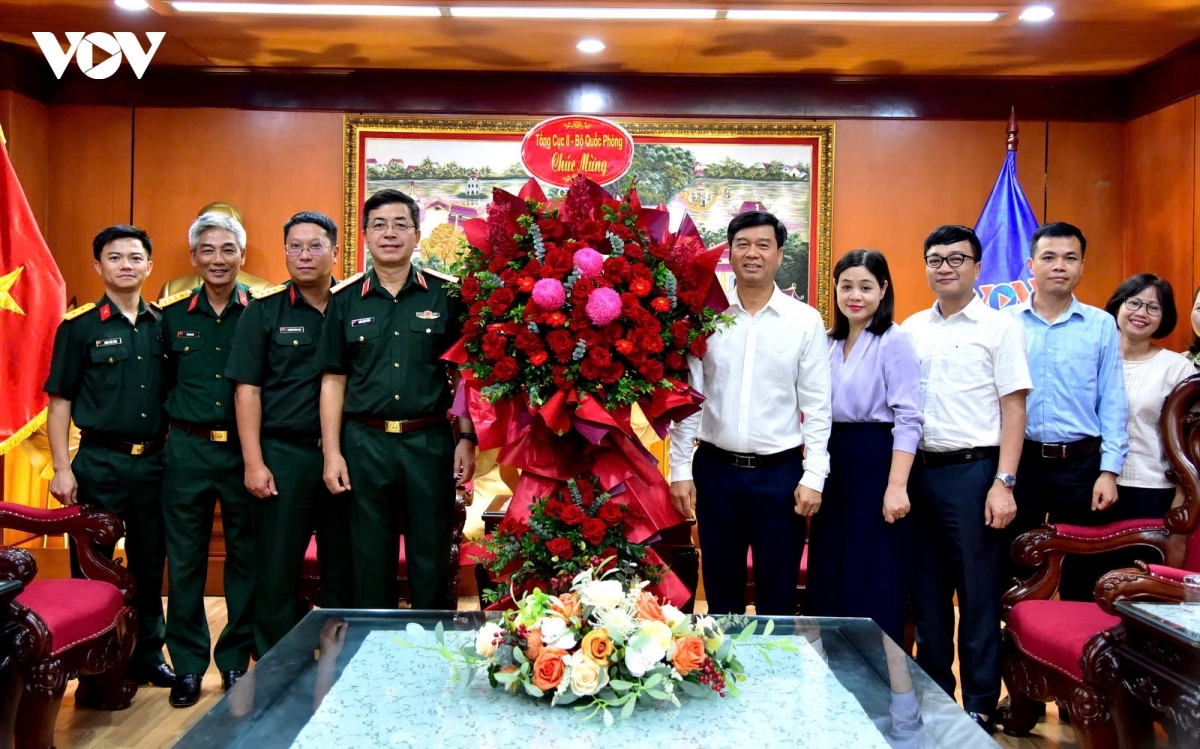 Thiếu tướng Trần Hậu Hùng, Phó Chính ủy Tổng cục Tình báo Quốc phòng (Bộ Quốc phòng) dẫn đầu đoàn đại biểu Tổng cục II đến thăm và chúc mừng VOV nhân kỷ niệm 101 ngày Báo chí Cách mạng Việt Nam. Tại buổi gặp mặt, Thiếu tướng Trần Hậu Hùng gửi lời chúc mừng tốt đẹp tới lãnh đạo, cán bộ, phóng viên, biên tập viên, người lao động của VOV, đánh giá cao vai trò, những đóng góp quan trọng của VOV trong công tác thông tin, tuyên truyền; đặc biệt là việc phản ánh kịp thời chủ trương, đường lối của Đảng, chính sách, pháp luật của Nhà nước, góp phần định hướng dư luận xã hội và lan tỏa những thông tin tích cực đến cán bộ, chiến sĩ và nhân dân.