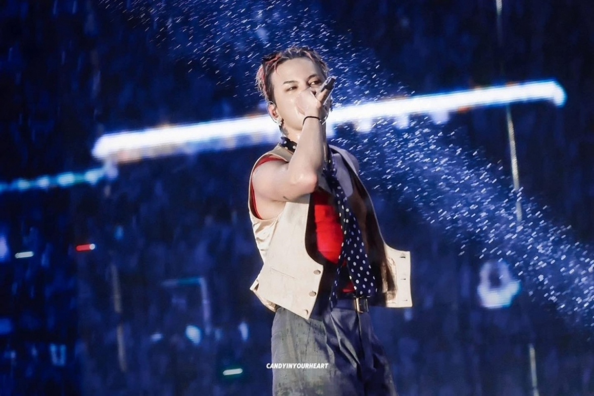 G-Dragon dưới cơn mưa xối xả trong concert tại Hà Nội.