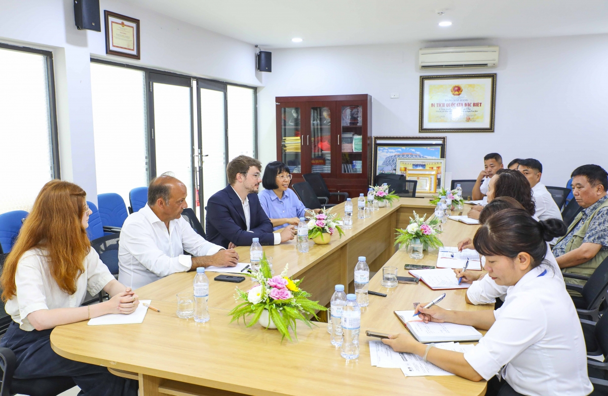 Một buổi làm việc của đoàn chuyên gia Bảo tàng Ký ức Chiến tranh Caen và Bảo tàng Chiến thắng Điện Biên Phủ