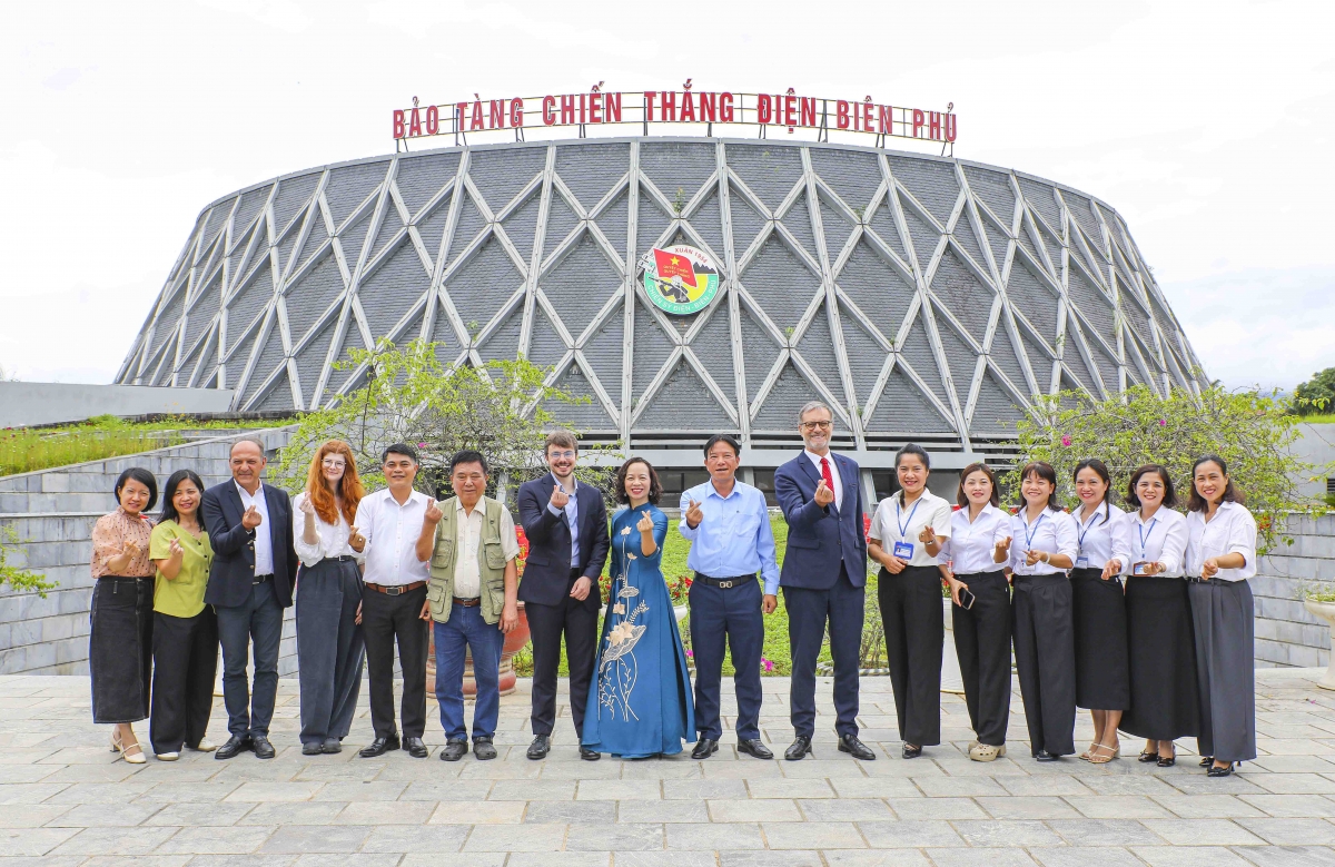 Phái đoàn của Pháp do Đại sứ Pháp tại Việt Nam Olivier Brochet dẫn đầu, chup ảnh lưu niệm cùng cán bộ Bảo tàng chiến thắng Điện Biên Phủ.