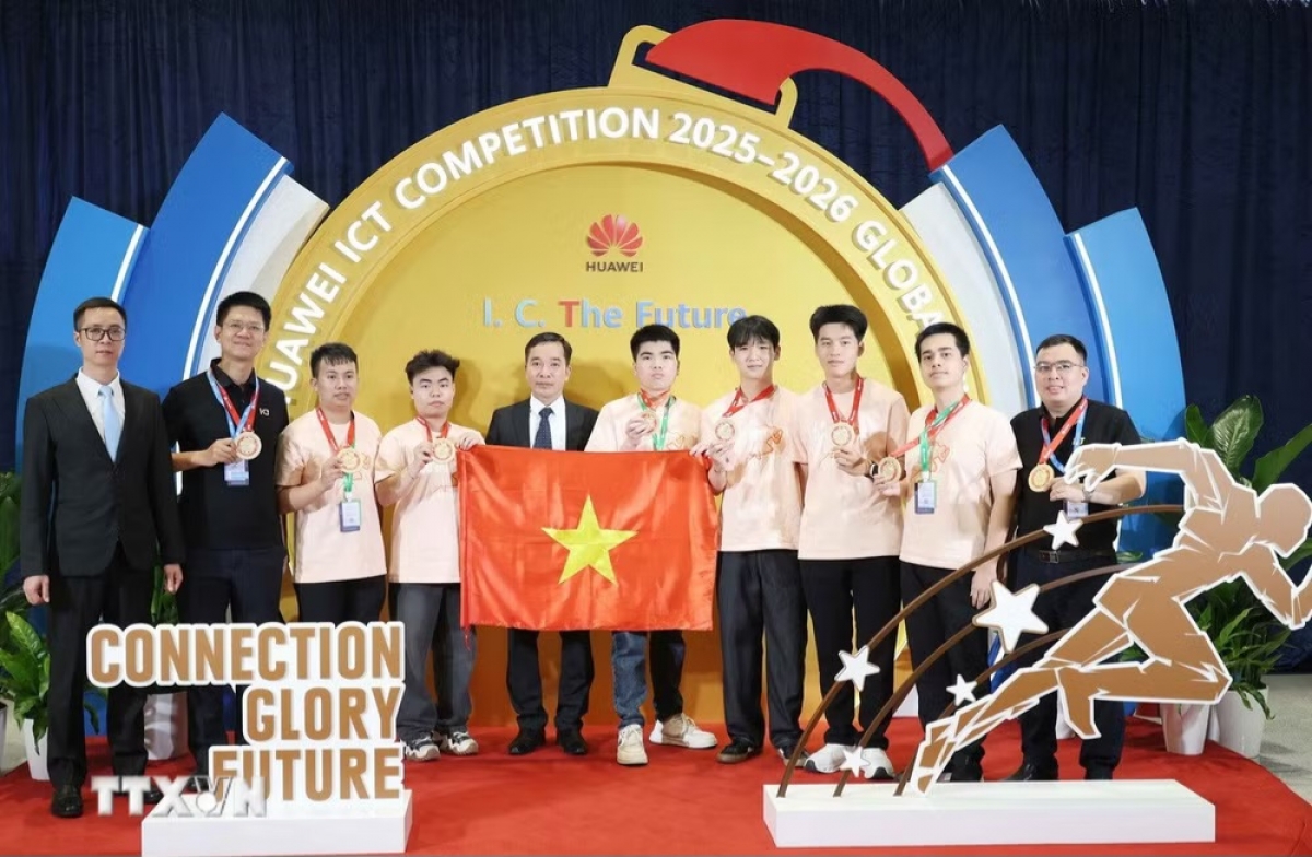 El ministro consejero de la Embajada de Vietnam en China, Hoang Van Tuan (quinto a la izquierda), posa para una foto junto con los dos equipos de estudiantes del país que ganan premios en la competencia de Tecnología de la Información y Comunicación (TIC) de Huawei, en China. Foto: Cong Tuyen/VNA