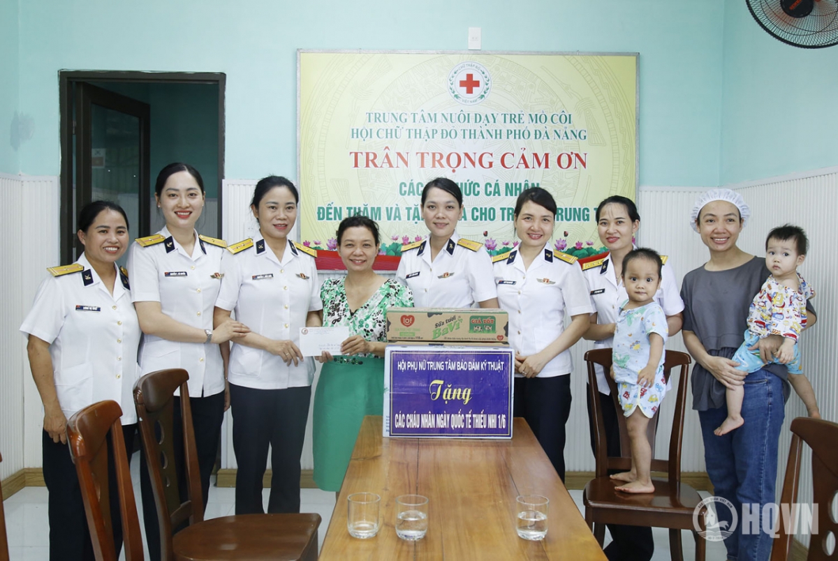 Tại đây, Hội phụ nữ Trung tâm Bảo đảm kỹ thuật Vùng 3 trao nhiều quà tặng cho các cháu trẻ mồ côi. Ảnh: baohaiquanvietnam.vn