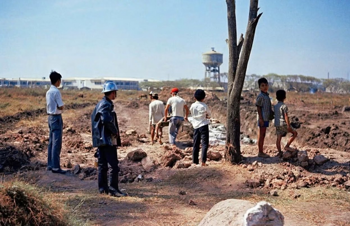 The search team obtains a color photograph from the Associated Press. (Source: Ho Chi Minh City's Military Command)