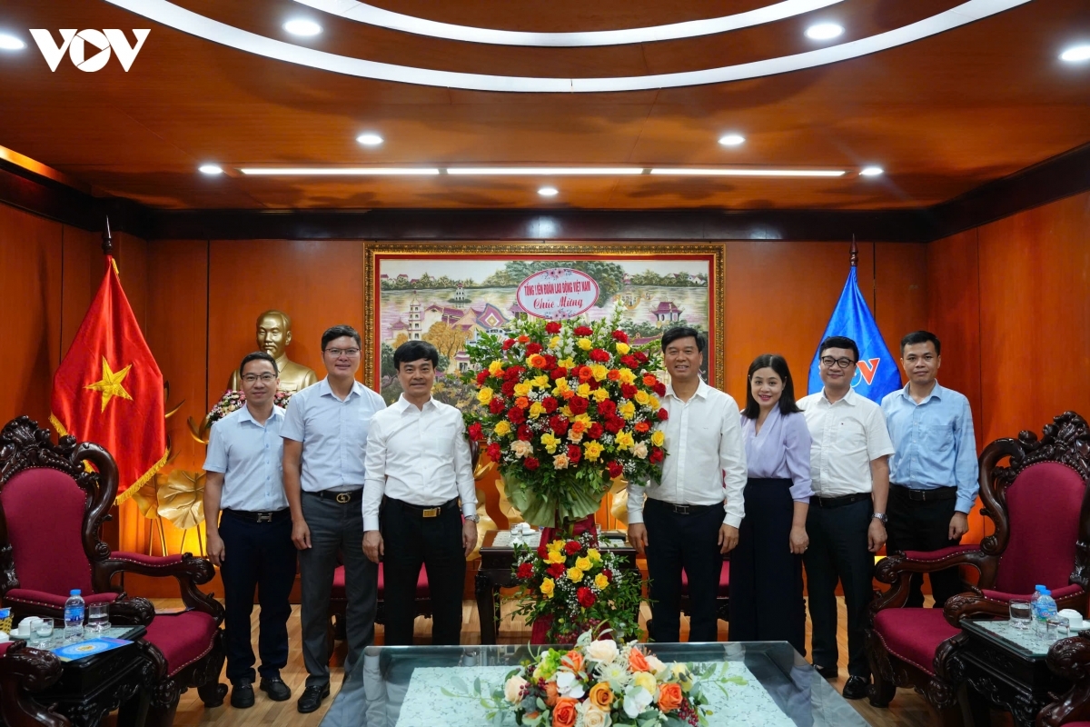 Đoàn đại biểu Tổng Liên đoàn Lao động Việt Nam do ông Lê Văn Nghĩa (Ủy viên BCH Đảng bộ, Phó Chủ tịch Tổng Liên đoàn Lao động Việt Nam) làm trưởng đoàn đến thăm và chúc mừng VOV.
