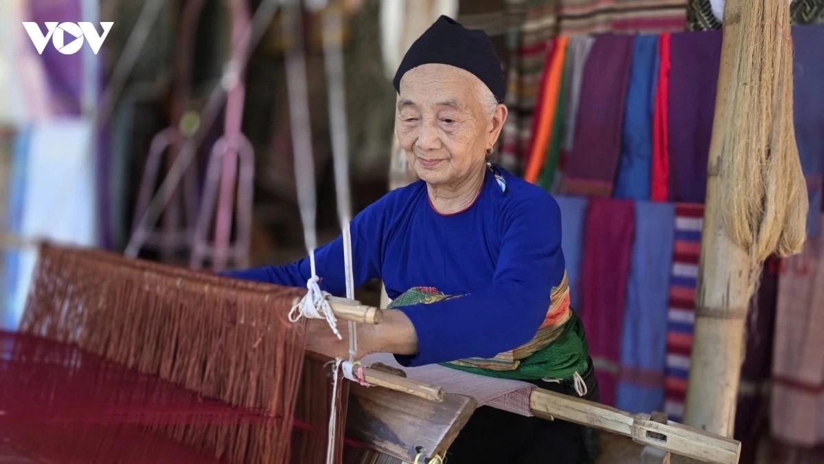 ປ້າ ຮ່າທິລານ, ນັກສິລະປະກອນຕ່ຳແຜ່ນແພພື້ນເມືອງຢູ່ບ້ານ ລັ້ນ ໃຫ້ຮູ້ວ່າ ໃນໄລຍະມໍ່ໆມານີ້ ຈຳນວນແຂກທ່ອງທ່ຽວສາກົນມາຢ້ຽມຢາມ, ຊອກຮູ້ກ່ຽວກັບອາຊີບທີ່ເປັນມູນເຊື້ອ ນັບມື້ນັບຫຼາຍ.
