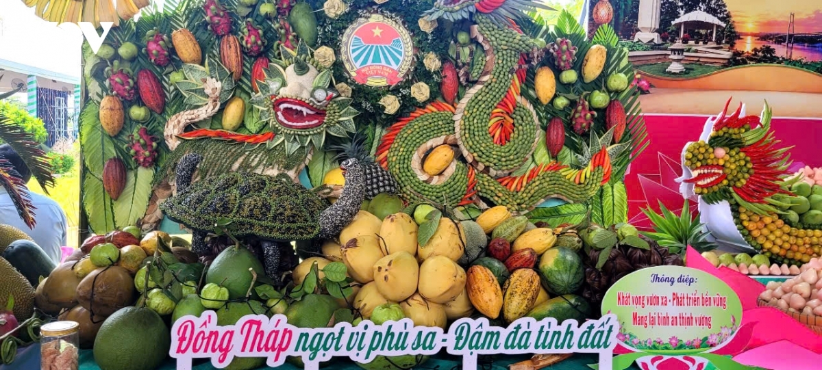 Nhiều tác phẩm tạo hình bằng trái cây tạo điểm nhấn thu hút khách tham quan.