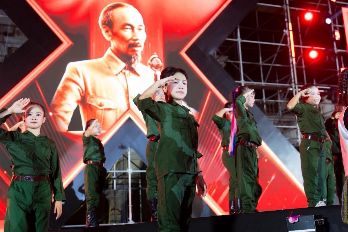 Hơn 10.000 khán giả đã hoà chung vào không gian hiện đại, sôi động của chương trình và cùng tham gia nhiều hoạt động tương tác hấp dẫn. Sự kiện được tổ chức dành cho các em thiếu nhi nhằm góp phần tạo sân chơi sáng tạo, lành mạnh và truyền cảm hứng cho thế hệ măng non Việt Nam. Ảnh: BTC