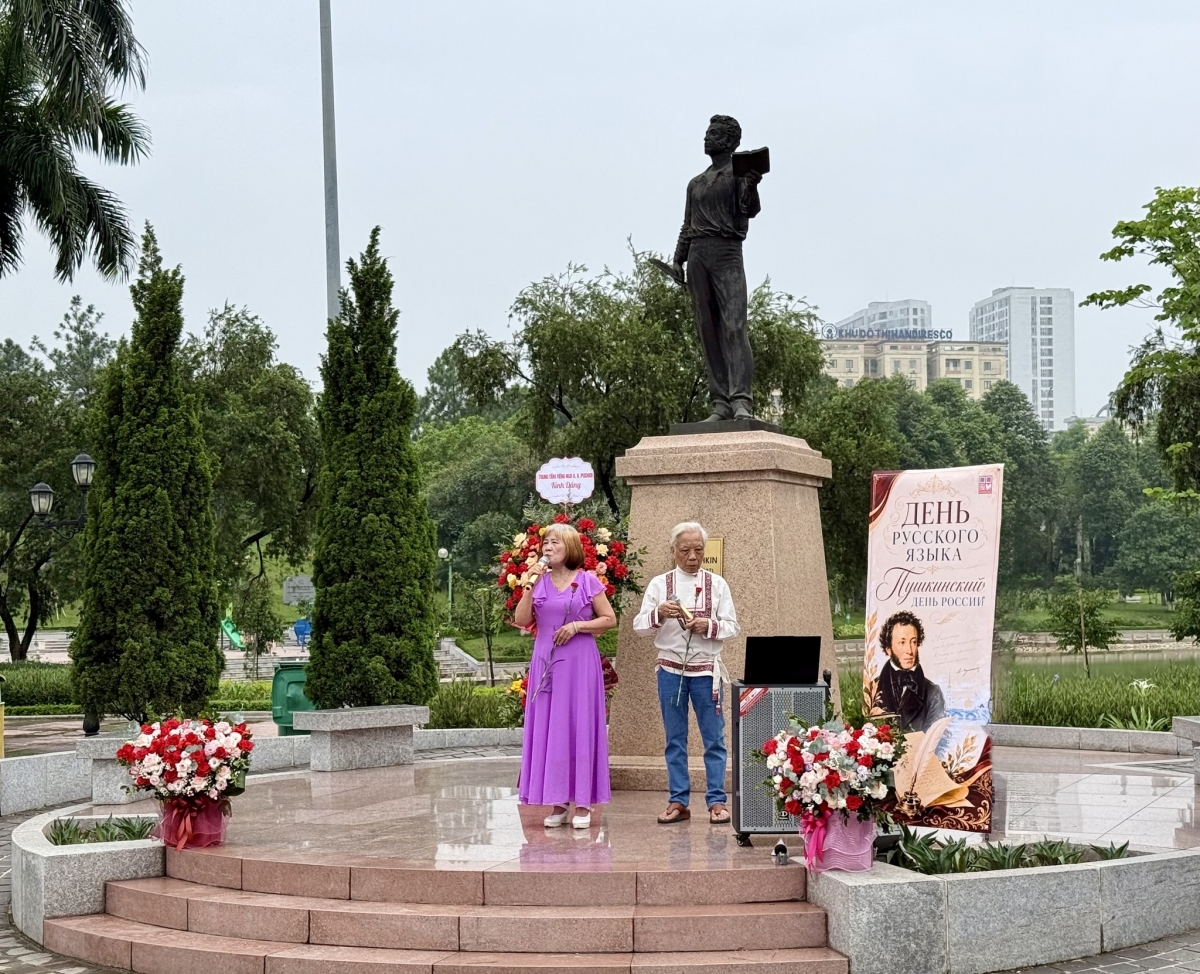 Члены клуба «Береза» исполняют романс на произведения «Я вас любил».Фото: РЦНК в Ханое