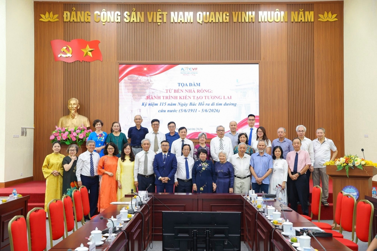 Pham Công Suu Jean-Baptiste (polo bleu, troisième à partir du gauche, deuxième rang) et d'autres participants au colloque. Photo: @AACVF