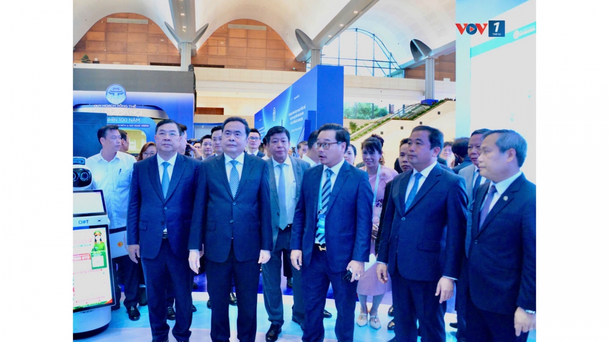 Le président de l'Assemblée nationale Trân Thanh Mân et les délégués découvrent le plan d'aménagement global de Hanoï à horizon 100 ans. Photo : VOV