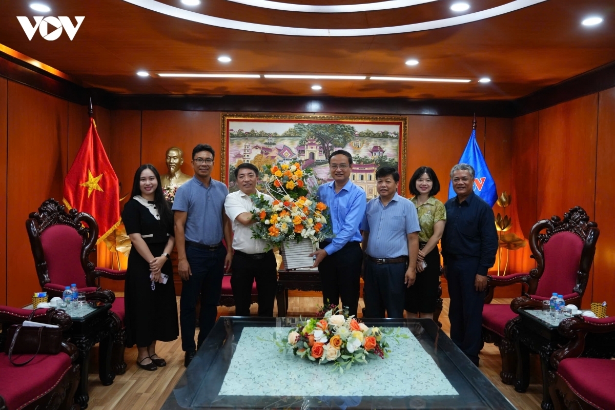 Ông Nguyễn Văn Chí, Phó Bí thư chuyên trách Đảng ủy VOV nhận lẵng hoa chúc mừng từ đại diện Đại học Bách khoa Hà Nội.