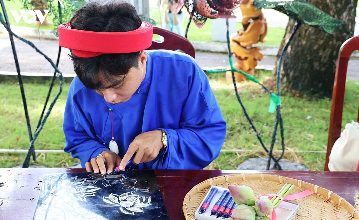 Một bạn trẻ làm tranh thủ công mỹ nghệ tôn vinh cây sen.