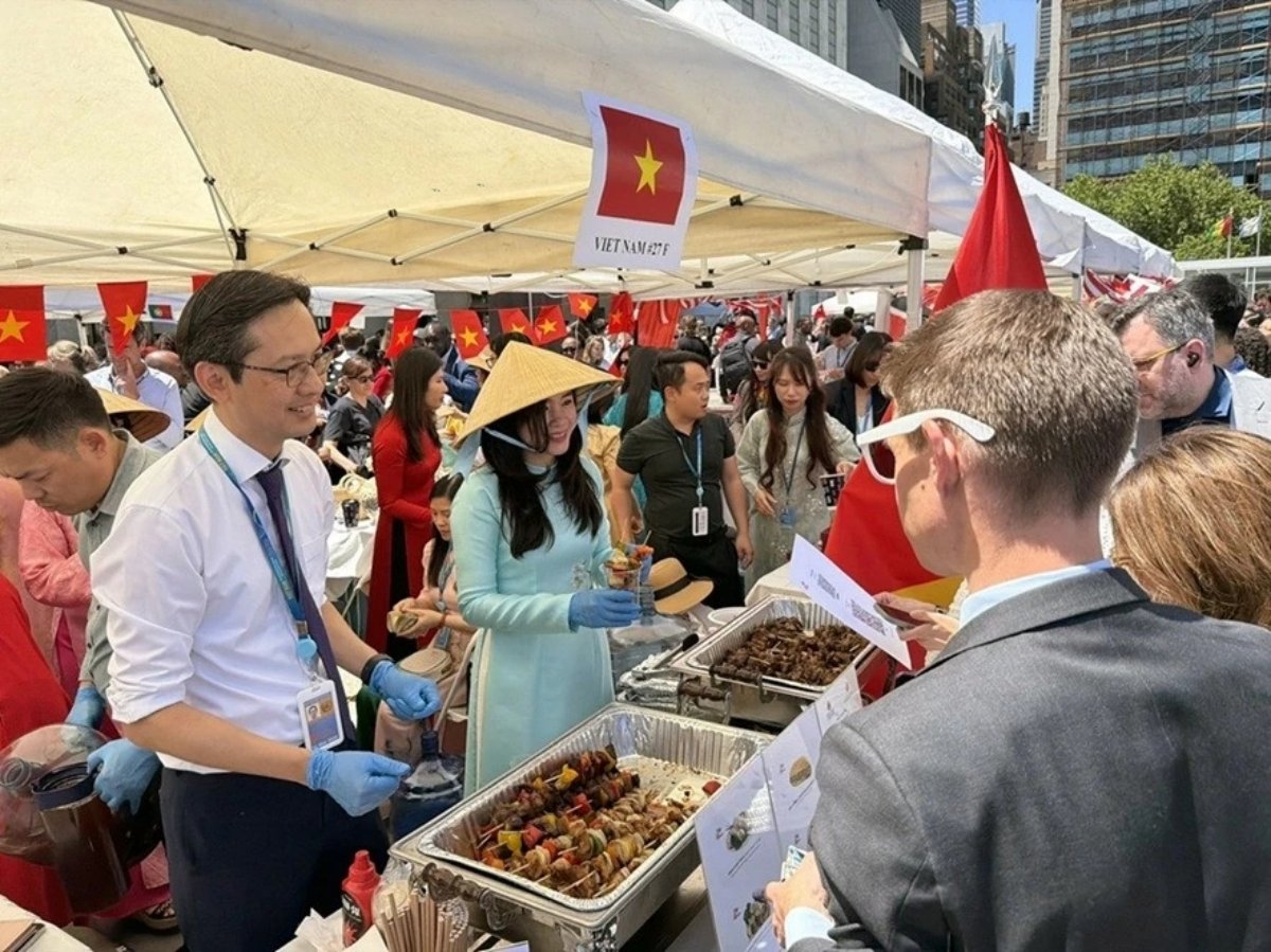 “越南美食”展位依然是活动上最受欢迎的摊位之一