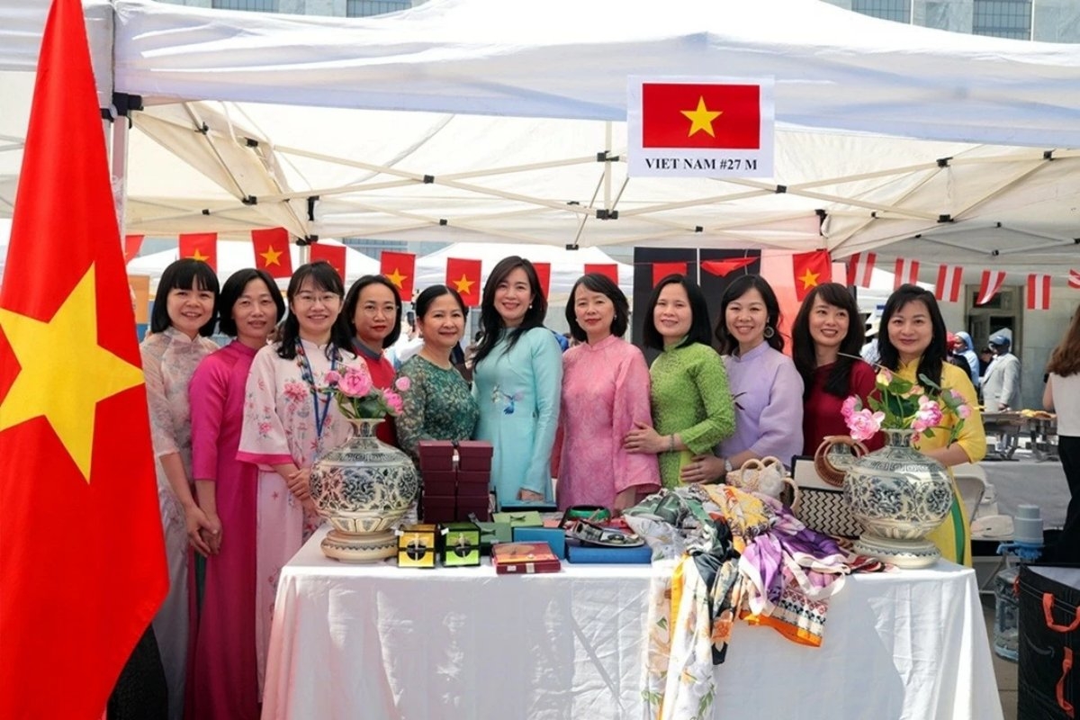 Istri-istri pejabat dari Kedutaan Besar Vietnam di New York di gerai Vietnam. Foto: Perwakilan Tetap Vietnam untuk PBB